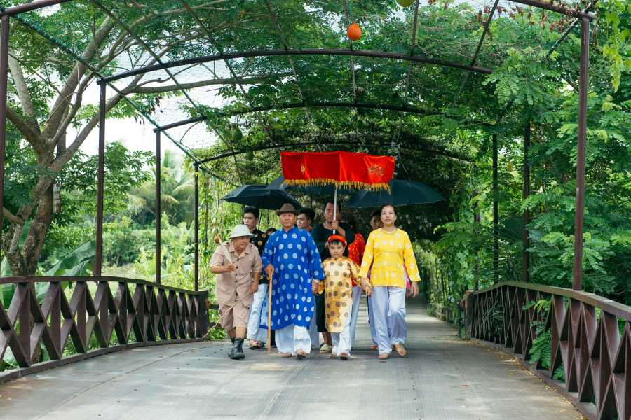 THE LANDSCAPE OWNER VISITS THE VILLAGE (MS001)